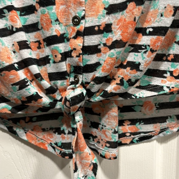 ▪️Floral Button Up▪️ - Picture 4 of 4